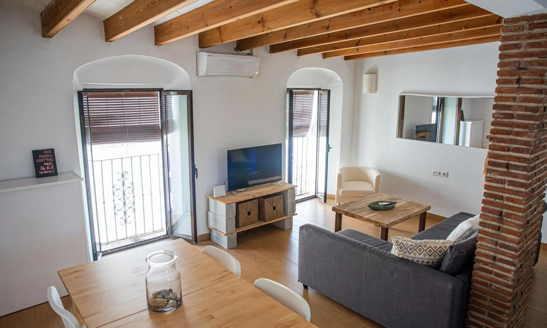 Edificio Reformado Con 2 Pisos En Tarifa Centro location